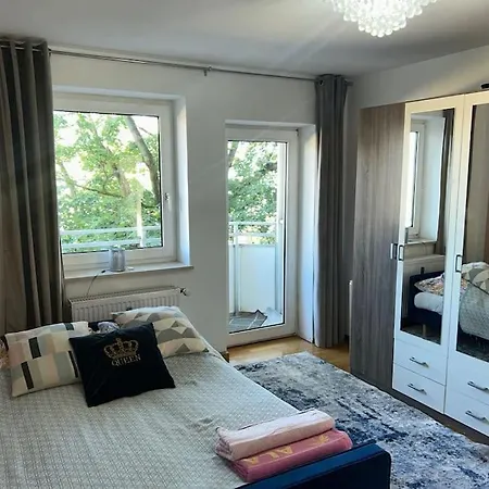 Beautiful 2-bedroom In Center Apartment *