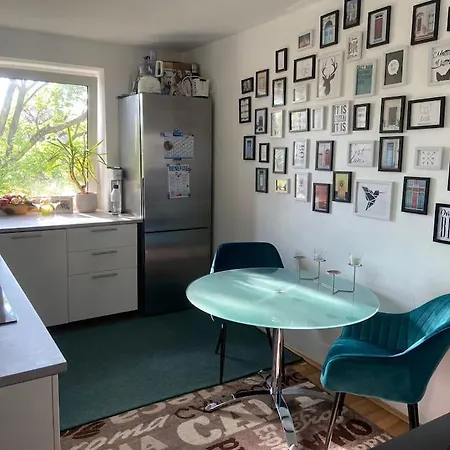 Beautiful 2-bedroom In Center Apartment *