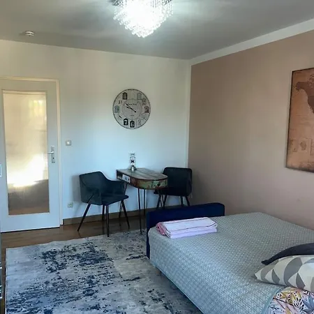 Beautiful 2-bedroom In Center Apartment *